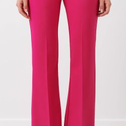 Pantaloni a vita alta, modello mid flared, realizzati in tessuto tecnico con almeno il 25% di poliestere riciclato. I pantaloni hanno la piega frontale ed una larghezza al fondo di 27 cm. Fascia in vita di 4 cm. Chiusura laterale tramite zip laterale, nascosta. Abbina i pantaloni alla giacca nel medesimo tessuto. 
Il capo è interamente made in Italy. 
La modella è alta 1,73 m ed indossa la taglia S.