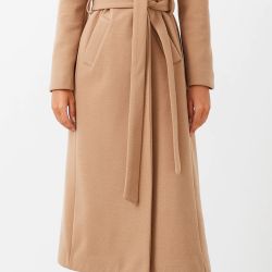 Maxi cappotto modello vestaglia, realizzato in panno operato. Maxi revers e cintura in tessuto coordinato, removibile. Tasche alla francese. 
Il capo è interamente made in Italy. 
La modella è alta 1,76 m ed idossa la taglia S.