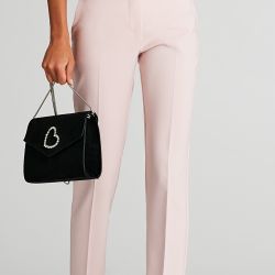 Pantaloni modello slim, con piega, realizzati in tessuto tecnico con almeno il 35% di poliestere riciclato. I pantaloni hanno le tasche laterali a filetto e due ulteriori tasche alla francese sul retro. Chiusura tramite zip e bottone dorato. E' possibile abbinare i pantaloni alla giacca nel medesimo tessuto. Il capo è interamente made in Italy. La modella è alta 1,77 ed indossa la taglia S.