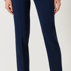Pantaloni modello slim, con piega, realizzati in tessuto tecnico prodotto con almeno il 35% di poliestere riciclato. I pantaloni hanno le tasche alla francese, e due ulteriori tasche a filo sul retro. Larghezza al fondo 21 cm. Chiusura tramite zip e bottone nascosto. E' possibile abbinare i pantaloni alla giacca nel medesimo tessuto. 
Il capo è interamente made in Italy. 
La modella è alta 1,75 ed indossa la taglia S.