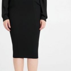 Giacca Curvy a due bottoni in tessuto tecnico stretch. Modello completamente foderato con fodera in tono stampa logo. Fit sagomato in vita con lunghezza al bacino. 
Il tessuto principale contiene almeno il 43% di poliestere riciclato. Il poliestere riciclato di questo prodotto deriva in particolare da prodotti tessili o oggetti in PET. 
L'utilizzo di poliestere riciclato riduce la dipendenza dal petrolio come materia prima e le emissioni di CO2. Il capo è interamente realizzato in Italia. La modella è alta 1,74 e indossa una taglia 48.