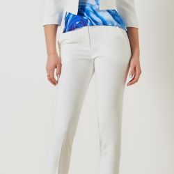 Giacca corta, aperta, modello boxy con revers a lancia realizzato in tessuto tecnico. La giacca ha le maniche a 3/4 e la fodera monogram sur-ton. Il capo può essere utilizzato sia come classica giacca, sia come coprispalle da abbinare ad abiti e tute. Il capo è interamente realizzato in Italia.