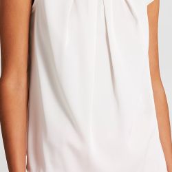 Blusa modello scatoletta con maniche corte, realizzata in raso. 
Scollo rotondo con dettaglio gioiello al centro che stringe il tessuto, creando delle pinces verticali. 
Vestibilità morbida, capo passe-partout da avere nel guardaroba. 
Il capo è interamente made in Italy. La modella è alta 1,77 m ed indossa la taglia S.