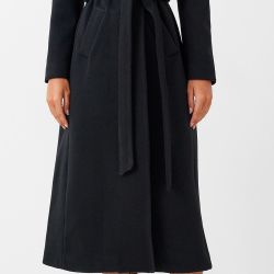 Maxi cappotto modello vestaglia, realizzato in panno operato. Maxi revers e cintura in tessuto coordinato, removibile. Tasche alla francese. Il capo è interamente made in Italy. La modella è alta 1,76 m ed idossa la taglia S.