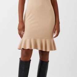 Abito modello tubino, realizzato in scuba mano crepe. L'abito è decorato da una balza e da zip dorate a vista. Chiusura posteriore tramite zip invisibile. 
Il capo è interamente made in Italy. 
La modella è alta 1,73 ed indossa la taglia S.