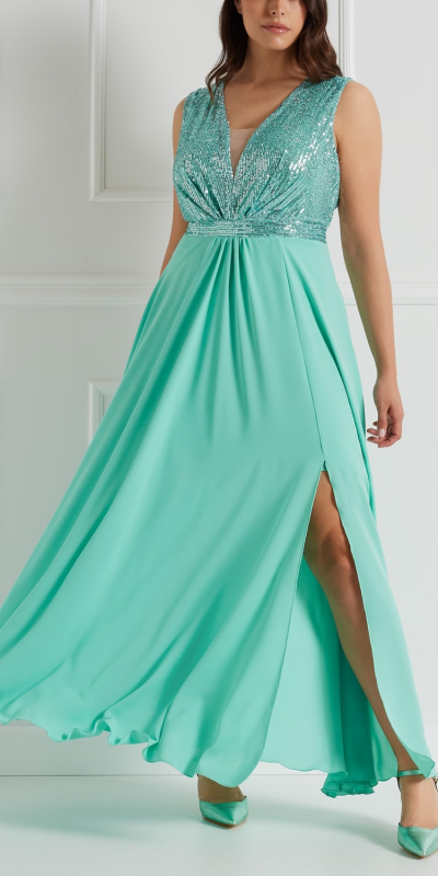 Elegante abito lungo curvy. Corpino in paillette elasticizzato con scollo a V. 
Arriccio su decolletè per donare maggiore vestibilità. 
Ampia gonna in tessuto raso opaco mano pesca foderata. Allacciatura tramite zip invisibile sul centro dietro. 
Il capo è interamente realizzato in Italia. La modella è alta 1,78 e indossa una taglia 48.