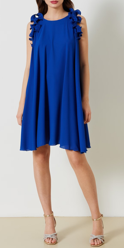 Abito modello trapezio realizzato in georgette. Dettagli romantici sono le rouches interamente plissettate che decorano entrambi i giromanica. 
L'abito ha una vestibilità ampia adatta a tutte le silhouette, con gonna a ruota che regala movimento e volume. 
L'abito ha una sottoveste dello stesso colore che garantisce la giusta coprenza. 
Pezzo chiave da inserire nel guardaroba perfetto per gli eventi speciali o per un look da happy hour abbinato ad un sandalo flat alla schiava. Il capo è interamente made in Italy. La modella è alta 1,77 e indossa una taglia S.