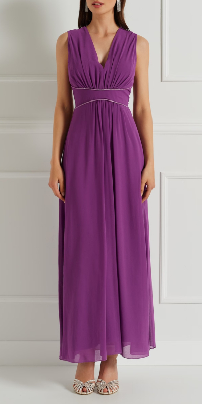Elegante abito lungo, modello impero, realizzato in crepe georgette. L'abito ha lo scollo a "V" ed è drappeggiato sul fronte. Il seno ed il punto vita sono cinti da un inserto in strass. Nastri posteriori che permettono di regolare il punto vita, valorizzando la silhouette. Il capo è interamente made in Italy. La modella è alta 1,73 ed indossa la taglia S.