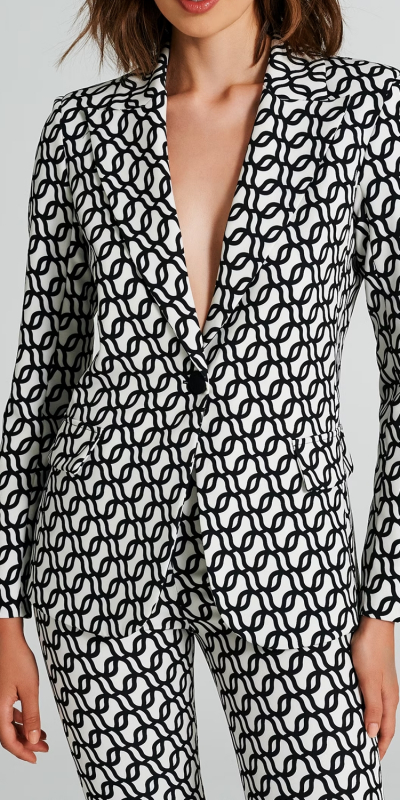 Giacca modello sciancrato, realizzata in tessuto tecnico, con motivo geometrico. La giacca ha un taglio semplice ed elegante con un solo bottone, da indossare con i pantaloni nel medesimo tessuto e fantasia. Abbina il completo ad un paio di sneakers per un look pratico e cool o scegli i tacchi alti per un outfit iper-femminile. 
Il capo è interamente made in Italy. La modella è alta 1,71 m ed indossa la taglia S.