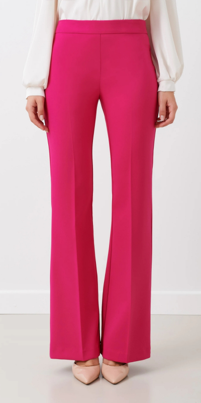 Pantaloni a vita alta, modello mid flared, realizzati in tessuto tecnico con almeno il 25% di poliestere riciclato. I pantaloni hanno la piega frontale ed una larghezza al fondo di 27 cm. Fascia in vita di 4 cm. Chiusura laterale tramite zip laterale, nascosta. Abbina i pantaloni alla giacca nel medesimo tessuto. 
Il capo è interamente made in Italy. 
La modella è alta 1,73 m ed indossa la taglia S.