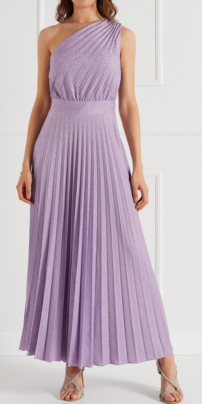 Abito monospalla, lunghezza midi, realizzato in tessuto lurex, lavorazione plissé. L'abito è doppiato all'interno al fine di assicurare una vestibilità confortevole. 
Chiusura apposta sul fianco, tramite zip invisibile. Il capo è interamente made in Italy. La modella è alta 1,77 ed indossa la taglia S