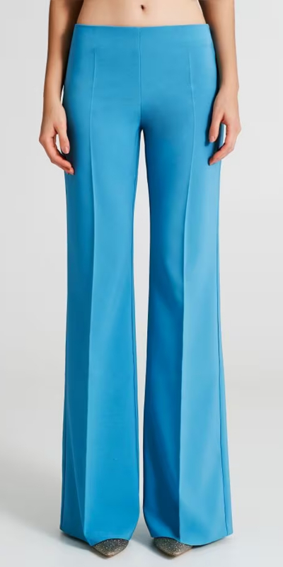 Pantaloni a vita alta con piega centrale, modello palazzo, realizzati in tessuto tecnico. Chiusura laterale tramite zip laterale a scomparsa. Abbina i pantaloni alla giacca regular fit o cropped nel medesimo tessuto e un top brillante. Il capo è interamente made in Italy. La modella è alta 1,77 m ed indossa la taglia S.