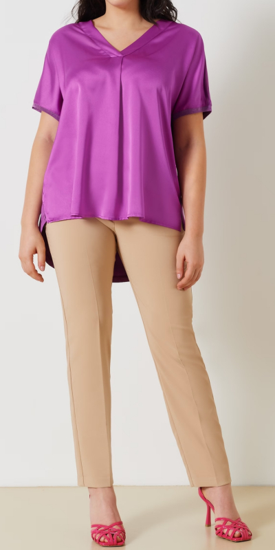 Blusa curvy in raso a manica corta. Modello morbido con scollo a V e piega sul centro davanti. Colore viola iris. 
Il capo è interamente realizzato in Italia. 
La modella è alta 1,74 e indossa una taglia 46.