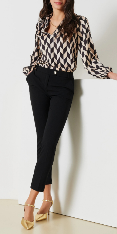 Pantaloni modello slim, con piega, realizzati in tessuto scuba mano crepe, tessuto stretch. I pantaloni hanno le tasche alla francese, e due ulteriori tasche a filo sul retro. 
Larghezza al fondo 21 cm. Chiusura tramite zip e bottone nascosto. 
E' possibile abbinare i pantaloni alla giacca nel medesimo tessuto. Il capo è interamente made in Italy. 
La modella è alta 1,75 ed indossa la taglia S.