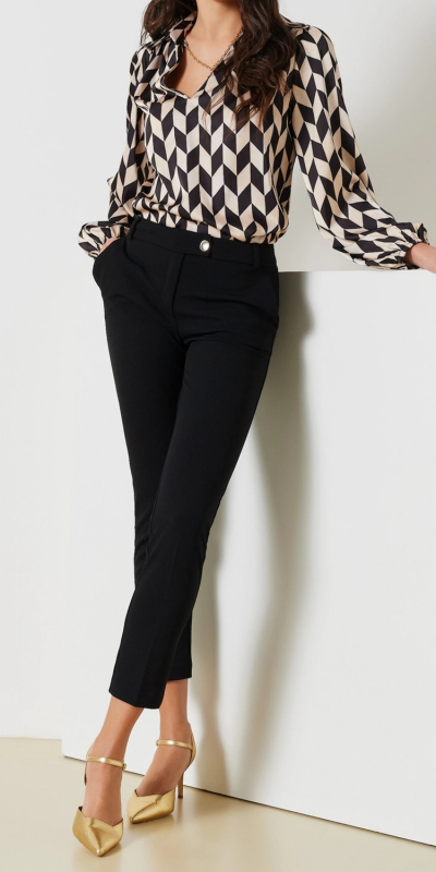 Pantaloni modello slim, con piega, realizzati in tessuto scuba mano crepe, tessuto stretch. I pantaloni hanno le tasche alla francese, e due ulteriori tasche a filo sul retro. 
Larghezza al fondo 21 cm. Chiusura tramite zip e bottone nascosto. 
E' possibile abbinare i pantaloni alla giacca nel medesimo tessuto. Il capo è interamente made in Italy. 
La modella è alta 1,75 ed indossa la taglia S.