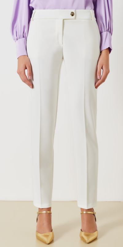 Pantaloni modello slim, con piega, realizzati in tessuto tecnico prodotto con almeno il 35% di poliestere riciclato. I pantaloni hanno le tasche alla francese, e due ulteriori tasche a filo sul retro. Larghezza al fondo 21 cm. Chiusura tramite zip e bottone nascosto. E' possibile abbinare i pantaloni alla giacca nel medesimo tessuto. 
Il capo è interamente made in Italy. 
La modella è alta 1,75 ed indossa la taglia S.