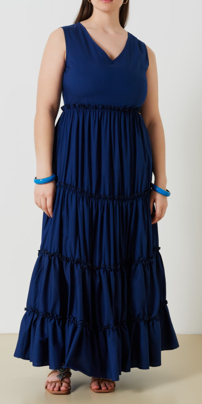 Abito lungo curvy in fresca tela di cotone. Modello a balze arricciate con lunghezza alla caviglia. Profondo scollo a V e zip invisibile sul dietro. 
Il capo è interamente realizzato in Italia. 
La modella è alta 1,72 e indossa una taglia 48.