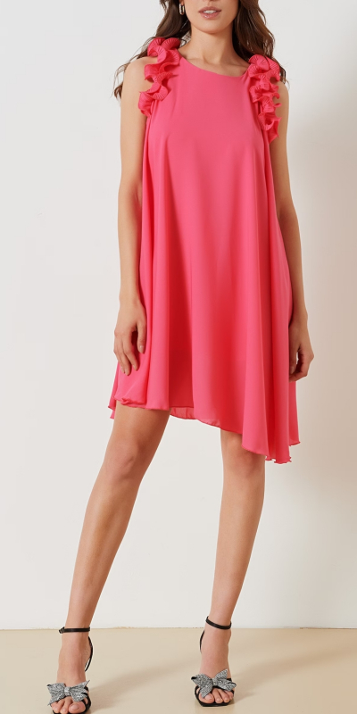 Abito modello trapezio realizzato in georgette. Dettagli romantici sono le rouches interamente plissettate che decorano entrambi i giromanica. 
L'abito ha una vestibilità ampia adatta a tutte le silhouette, con gonna a ruota che regala movimento e volume. 
L'abito ha una sottoveste dello stesso colore che garantisce la giusta coprenza. 
Pezzo chiave da inserire nel guardaroba perfetto per gli eventi speciali o per un look da happy hour abbinato ad un sandalo flat alla schiava. 
Il capo è interamente made in Italy. La modella è alta 1,77 e indossa una taglia S.