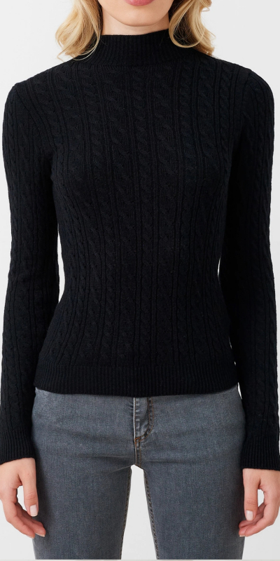 Maglia modello lupetto, realizzata in filato misto viscosa, lavorazione a trecce. Il lupetto ha le maniche lunghe e le estremità lavorate a coste. Il capo è interamente made in Italy. La modella è alta 1,76 m ed indossa la taglia S.