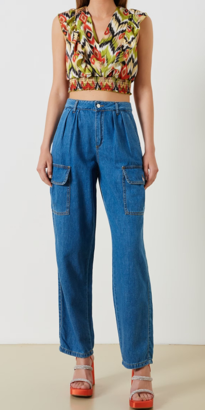 Jeans cargo con vita alta lavaggio medio, realizzato in tela leggera 100% cotone. Il modello è attuale e versatile, caratterizzato da tasconi laterali con pattine. 
Gamba dritta con pinces nella parte superiore e passanti per cintura. 
Indossalo con le sneakers per un look sportivo o con un sandalo di sera. 
Il capo è interamente made in Italy.