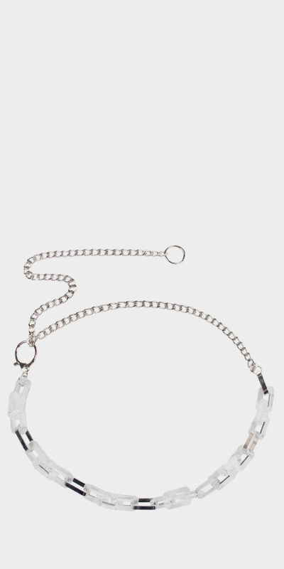 Cintura catena, realizzata in PVC con inserti in metallo. Chiusura con gancio, regolabile.