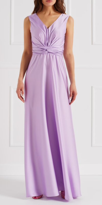 Abito lungo, taglio impero, realizzato in satin, tessuto fluido dall'effetto leggermente wet. L'abito ha le coppe pre formate, ed è decorato sul punto vita da una banda drappeggiata effetto nodo. Chiusura apposta nella parte posteriore tramite zip invisibile. 
Il capo è interamente Made in Italy. 
La modella è alta 1,75 m ed indossa la taglia S.