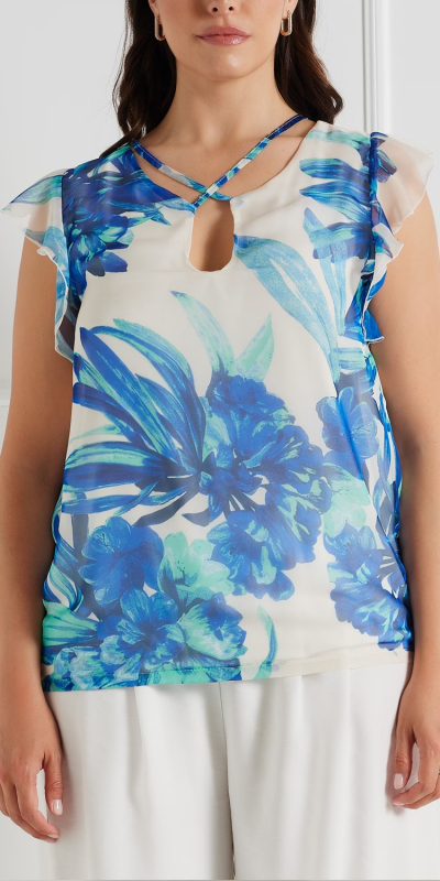 Blusa curvy in chiffon stampa floreale. Modello morbido sui fianchi con davanti foderato. 
Scollo a goccia e dettaglio di intrecci sul decolletè. Maniche ad aletta. 
Il capo è interamente realizzato in Italia. La modella è alta 1,78 e indossa una taglia 48.